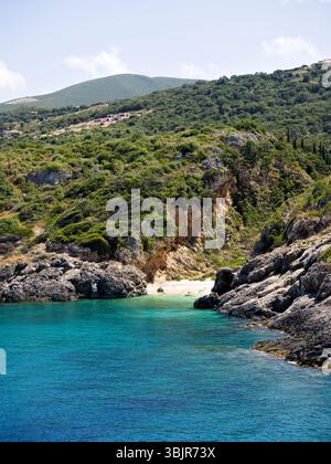 Versteckte Bucht auf Zakynthos mit türkisfarbenem Wasser und steilen, grünen Klippen, Griechenland Stockfoto