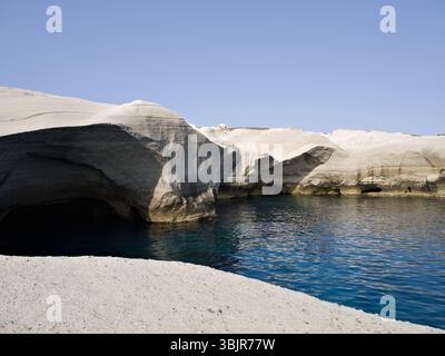 Natürliche Küstenhöhlen in weiße vulkanische Klippen auf Sarakiniko, Milos Island, Kykladen Stockfoto
