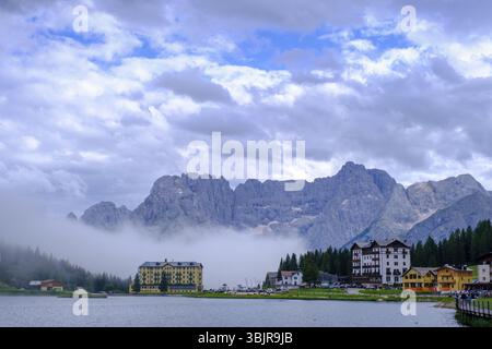 Misurinasee, Lago di Misurina im Nebel, hinter der Sorapisgruppe, Auronzo di Cadore, Dolomiten, Veneto, Italien, Europa Stockfoto