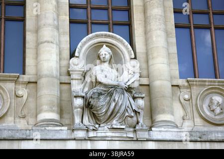 Antike Reliefs an den Fenstern und Wänden von historischen Gebäuden. Architektonische Elemente aus der Vergangenheit. Die Skulptur der Aufklärung. Stockfoto