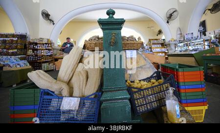 Farbenfroher Markt mit Lebensmittelkörben und Fans in einem Gewölbezimmer, Wasserstelle, Markthalle, Agora, Stadt Kos, Kos, Dodekanesisch, Griechische Inseln, Griechenland, Euro Stockfoto