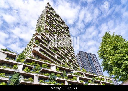 Wonderwoods Wohnturm, eines von 2 grünen Gebäuden, in Utrecht im neuen gesunden Stadtviertel, am Hauptbahnhof, 105 Meter hoch mit 30 Stockfoto