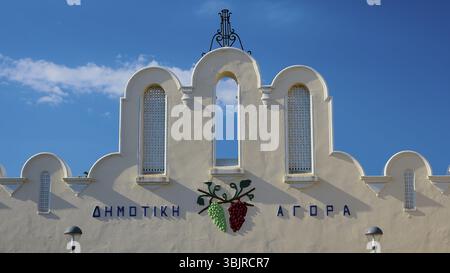 Dekorative traditionelle Fassade einer Markthalle unter klarem Himmel, Agora, Markthalle, Stadt Kos, Kos, Dodekanesisch, Griechische Inseln, Griechenland, Europa Stockfoto