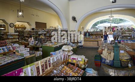 Innenansicht eines Marktes mit reichlich Produkten und großen Bogenfenstern, Markthalle, Agora, Stadt Kos, Kos, Dodekanesisch, Griechische Inseln, Griechenland, Europa Stockfoto