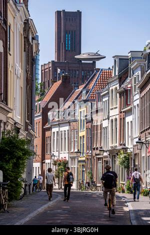 Utrecht, Niederlande, Altstadt, Haverstraat, Altstadthäuser, Laternen, Wohnhäuser, im Hintergrund Gebäude Inktpot, höchstes Backsteingebäude der Niederlande, Bürogebäude, UFO auf dem Dach, Objekt einer früheren Ausstellung, Utrecht Altstadt *** Utrecht, Niederlande, Altstadt, Haverstraat, Altstadthäuser, Laternen, Wohnhäuser, im Hintergrund Gebäude Inktpot, höchstes Backsteingebäude der Niederlande, Bürogebäude, UFO auf dem Dach, Objekt einer ehemaligen Ausstellung, Altstadt von Utrecht Stockfoto