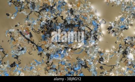 Kunststoff wird in Wasserbecken und schrittweise durch Sonne und Wellen zerstört. Plastische Teilchen sammeln sich in Felder und Klumpen auf der Wasseroberfläche und in der t Stockfoto