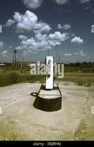 Alte Tankstelle, Tankstelle, Tankstelle auf sekundären Landstraße, Kraftstoff Dispenser gebrochen Stockfoto