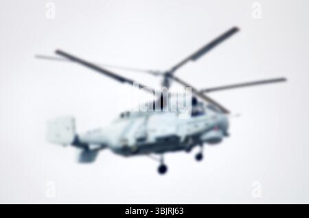 Stark verschwommener Militärhubschrauber in der Luft Stockfoto