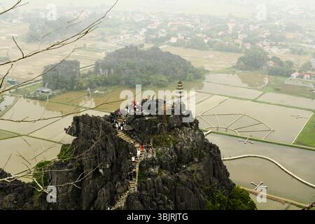 Die Aussicht vom Aussichtspunkt Hang Mua oder Nui Ngoa Long (liegender Drachenberg) in Ninh Binh, Vietnam Stockfoto