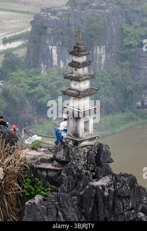 Die Aussicht vom Aussichtspunkt Hang Mua oder Nui Ngoa Long (liegender Drachenberg) in Ninh Binh, Vietnam Stockfoto