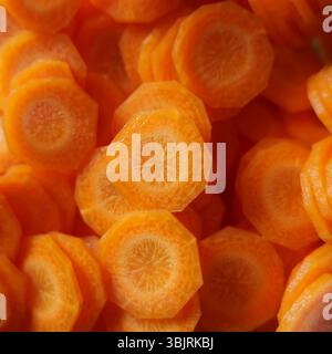 Aufgeschnittene Karotten, Hintergrund für flache Ansicht oben im Vollformat Stockfoto