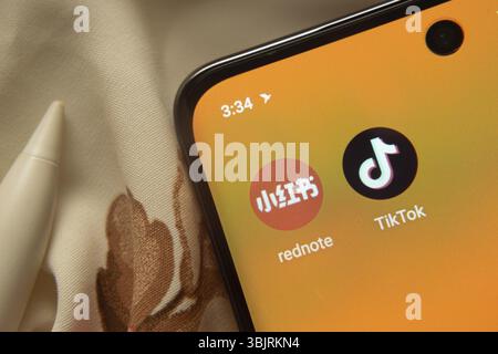 Dhaka, Bangladesch, 07. Mai 2025: TikTok und Rednote App-Symbol wird auf dem Smartphone gesehen Stockfoto