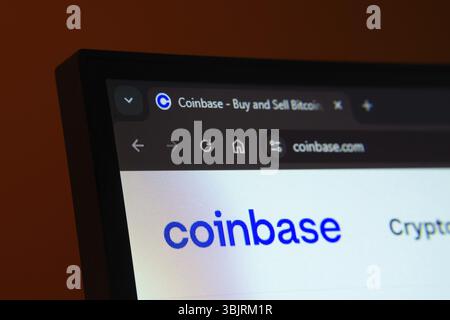 Dhaka, Bangladesch, 02. Juni 2025: Nahaufnahme eines Computerbildschirms, der das Coinbase-Webinterface im dunklen Modus zeigt Stockfoto