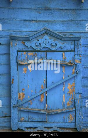 Fensterläden aus Holz im Old Country House - geschnitzte Fenster. Sibirien, Altai Stockfoto