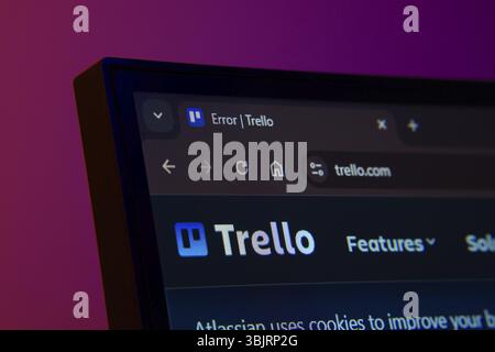 Dhaka, Bangladesch, 02. Juni 2025: Nahaufnahme eines Computerbildschirms, der das Trello-Webinterface im dunklen Modus anzeigt Stockfoto