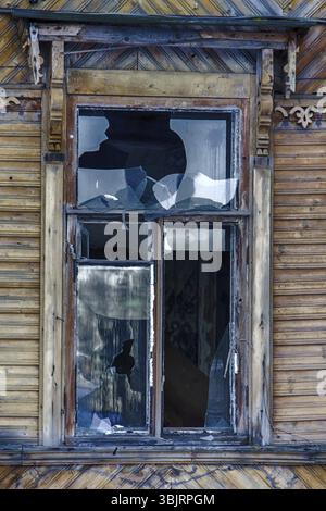 Glasbruch, Gefahr. Großes Fenster mit blauer Glaszerstörung Stockfoto