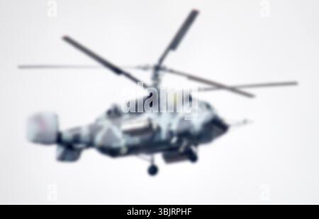 Stark verschwommener Militärhubschrauber in der Luft Stockfoto