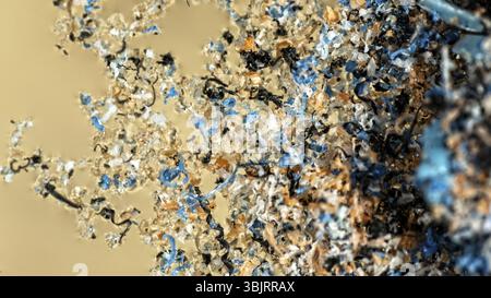 Kunststoff wird in Wasserbecken und schrittweise durch Sonne und Wellen zerstört. Plastische Teilchen sammeln sich in Felder und Klumpen auf der Wasseroberfläche und in der t Stockfoto