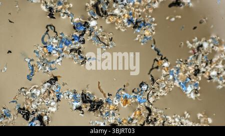 Kunststoff wird in Wasserbecken und schrittweise durch Sonne und Wellen zerstört. Plastische Teilchen sammeln sich in Felder und Klumpen auf der Wasseroberfläche und in der t Stockfoto