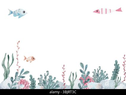 Aquarell-Rechteckvorlage mit Fischen, Algen und Blasen. Weißer Hintergrund. Handgezeichneter nautischer Rahmen mit Platz für Text ist perfekt für Einladungen, Kinderkunstwerke oder Projekte mit Meeresmotiven. Stockfoto
