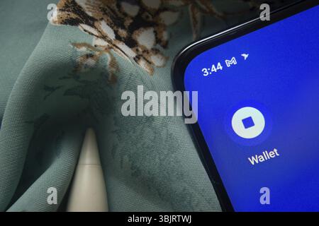 Dhaka, Bangladesch, 07. Mai 2025: Das Symbol der Coinbase Wallet App wird auf dem Smartphone angezeigt Stockfoto