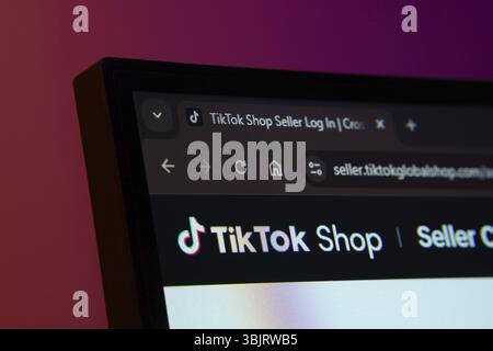 Dhaka, Bangladesch, 02. Juni 2025: Nahaufnahme eines Computerbildschirms, der das TikTok Shop-Webinterface im dunklen Modus anzeigt Stockfoto