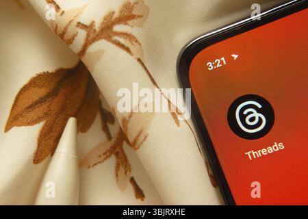 Dhaka, Bangladesch, 07. Mai 2025: Das Symbol der Threads-App wird auf dem Smartphone angezeigt Stockfoto