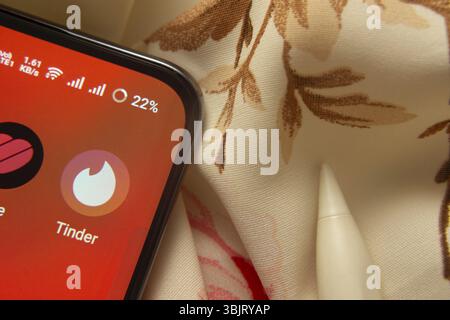 Dhaka, Bangladesch, 07. Mai 2025: Das Symbol der Tinder-App wird auf dem Smartphone angezeigt Stockfoto