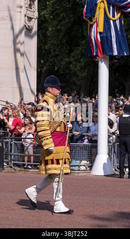 Marching Grenadier Guards Trooping The Colour Color The Mall Westminster London 2025 Stockfoto