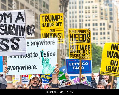 Demonstranten, die am Protestmarsch „No Kings“ teilnehmen, Fifth Avenue, New York City, New York, USA, Juni 2025 Stockfoto