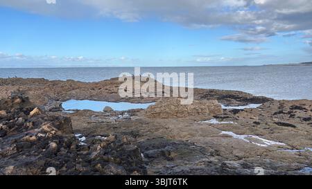 Aberlady Beach in der Nähe von Edinburgh an einem hellen, sonnigen Tag: goldener Sand, Dünen, ruhiges Firth of Forth Wasser, klarer blauer Himmel mit Blick auf Fife und roc Stockfoto