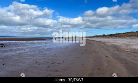 Aberlady Beach in der Nähe von Edinburgh an einem hellen, sonnigen Tag: goldener Sand, Dünen, ruhiges Firth of Forth Wasser, klarer blauer Himmel mit Blick auf Fife und roc Stockfoto