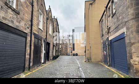 Klassische Steinhäuser in Edinburgh mit historischer Architektur, georgianischen Fassaden und traditionellem urbanem Charme unter natürlichem Tageslicht. Stockfoto