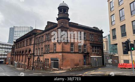 Klassische Steinhäuser in Edinburgh mit historischer Architektur, georgianischen Fassaden und traditionellem urbanem Charme unter natürlichem Tageslicht. Stockfoto