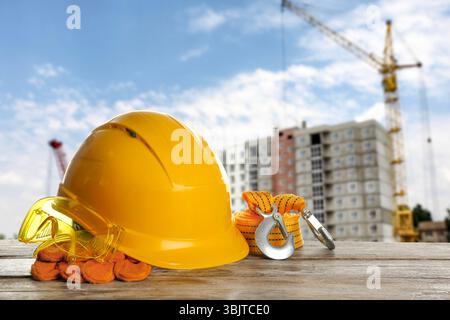 Sicherheitsausrüstung auf dem Tisch gegen die Baustelle Stockfoto