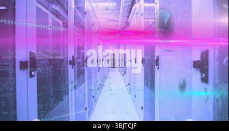 Anzeige des zentralen Ganges des Rechenzentrums mit Server-Racks und Neonstrahlen mit frei beweglichen Formeln Stockfoto