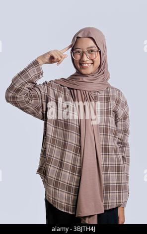 Asiatische Frau mit Brille und Schal Stockfoto