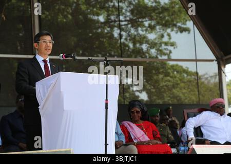 (250617) -- BISSAU, 17. Juni 2025 (Xinhua) -- Chinesischer Botschafter in Guinea-Bissau Yang Renhuo spricht bei der Einweihung einer Autobahn, die von einer chinesischen Firma am 16. Juni 2025 in Bissau, Guinea-Bissau, gebaut wurde. Der Präsident von Bissau-Guinea, Umaro Sissoco Embalo, leitete am Montag die Einweihung einer 8,2 Kilometer langen Autobahn, die die Hauptstadt Bissau mit ihrem Vorort Safim verbindet. Die Autobahn wurde von einem chinesischen Unternehmen Longjian Road & Bridge Co., Ltd. Gebaut und vollständig von der chinesischen Regierung finanziert, zu einem Preis von 30 Millionen US-Dollar. (Xinhua/Zhang Stockfoto