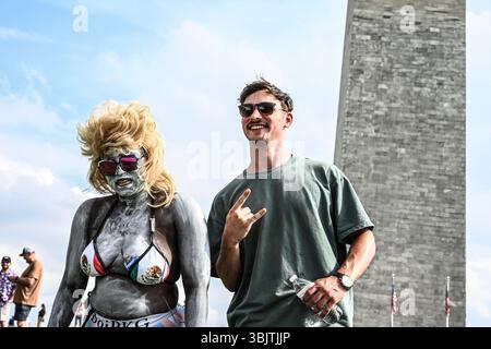 Der Performancekünstler „Crackhead Barney“ posiert vor Trumps Geburtstagsparade neben einem MAGA-Unterstützer im Washington Monument. Tausende MAGA-Anhänger versammelten sich auf der Constitution Avenue in Washington DC, um den 250. Jahrestag der US-Armee und den Geburtstag von Präsident Donald Trump zu feiern. Hunderte von Panzern, Truppen und Marschbanden, die vom Präsidenten und etwa einem Dutzend Würdenträgern und Mitgliedern seines Generalstabs pariert wurden. Der Parade ging eine tagelange Ausstellung der Fitness-Teams, Waffen und Soldaten der US Army bei einem Festival in der National Mall voraus. Stockfoto