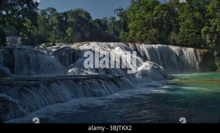 Cascadas de Agua Azul in Chiapas, Mexiko, türkisfarbene Wasserfälle umgeben von Dschungel, ein Naturwunder und beliebtes Reiseziel Stockfoto