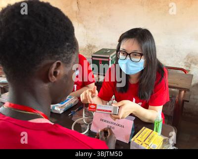 (250617) -- BISSAU, 17. Juni 2025 (Xinhua) -- der chinesische Arzt He Yongjie bietet einem lokalen Schüler an der Samora Moises Machel High School in Bissau, Hauptstadt von Guinea-Bissau, am 13. Juni 2025 eine Beratung über sein Hautproblem an. UM MIT 'Roundup: Chinesische Ärzte bringen kostenlose Kliniken zu Schulen in Guinea-Bissau' (die 20. Charge des chinesischen medizinischen Teams in Guinea-Bissau/Handout Via Xinhua) Stockfoto