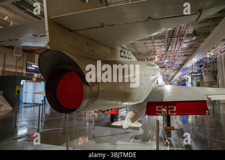 Eine Museumsausstellung mit dem Heckteil eines Militärflugzeugs. Der Motorauslass ist abgedeckt, und in der Nähe der Düse ist „Vorsicht vor Explosion“ markiert. Stockfoto