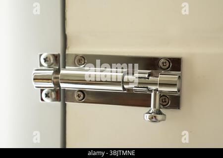 Nahaufnahme einer Türverriegelung aus Metall Stockfoto