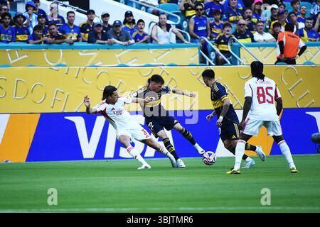 Miami, USA. Juni 2025. CA Boca Juniors Mittelfeldspieler Kevin Zenon (22) verteidigt den Ball bei der FIFA Club-Weltmeisterschaft am 16. Juni 2025 in Miami, Florida, gegen den SL Benfica Defender Alvaro Carreras (3). (Foto: JC Ruiz/SIPA USA) Credit: SIPA USA/Alamy Live News Stockfoto