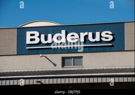 Bratislava, Slowakei - 10. Mai 2025 : Buderus-Schild auf dem Gebäude. Buderus ist ein deutscher Hersteller von Heizungs- und Warmwasseranlagen. Stockfoto