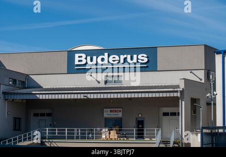 Bratislava, Slowakei - 10. Mai 2025 : Buderus-Schild auf dem Gebäude. Buderus ist ein deutscher Hersteller von Heizungs- und Warmwasseranlagen. Stockfoto