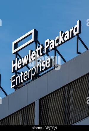 Bratislava, Slowakei - 10. Mai 2025: Schild Hewlett Packard Enterprise auf dem Gebäude. Das HPE ist ein US-amerikanischer multinationaler Informationstechnologie c Stockfoto