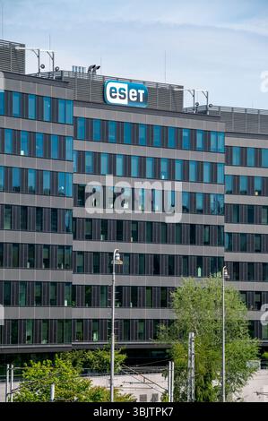 Bratislava, Slowakei - 10. Mai 2025: ESET-Schild am Gebäude. ESET ist ein Softwareunternehmen, das sich auf Cybersicherheit spezialisiert hat. Stockfoto