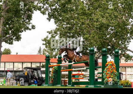 Daniel Coyle aus Irland und Riding Legacy treten beim 1,60 m langen RBC Grand Prix von Kanada an, der von Rolex bei Spruce Meadows präsentiert wird. Stockfoto