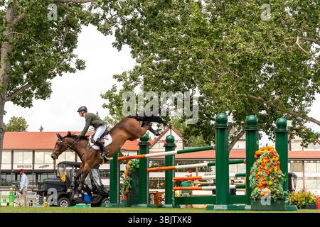 Daniel Coyle aus Irland und Riding Legacy treten beim 1,60 m langen RBC Grand Prix von Kanada an, der von Rolex bei Spruce Meadows präsentiert wird. Stockfoto